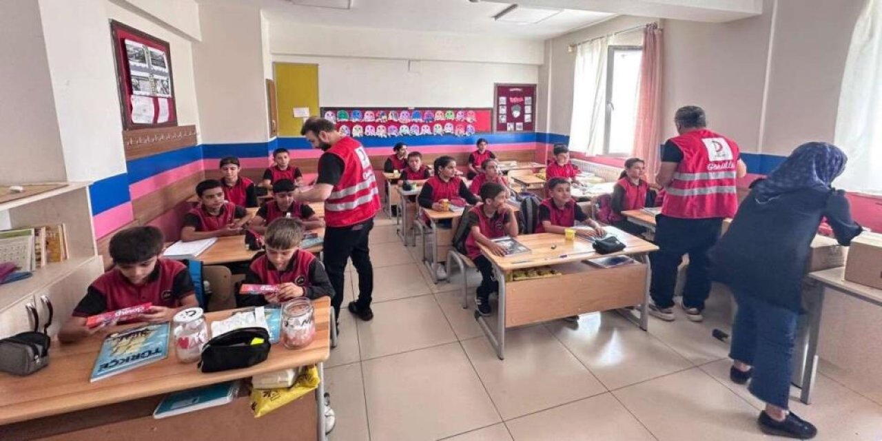 Şırnak’ta öğrencilere hijyen seti dağıtıldı
