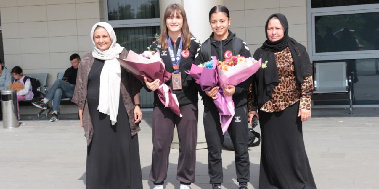 Avrupa Şampiyonası’ndan dönen Şırnaklı milli sporcular çiçeklerle karşılandı