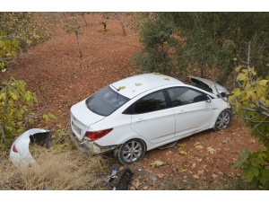Halfeti'de çarpışan otomobillerdeki sürücü yaralandı
