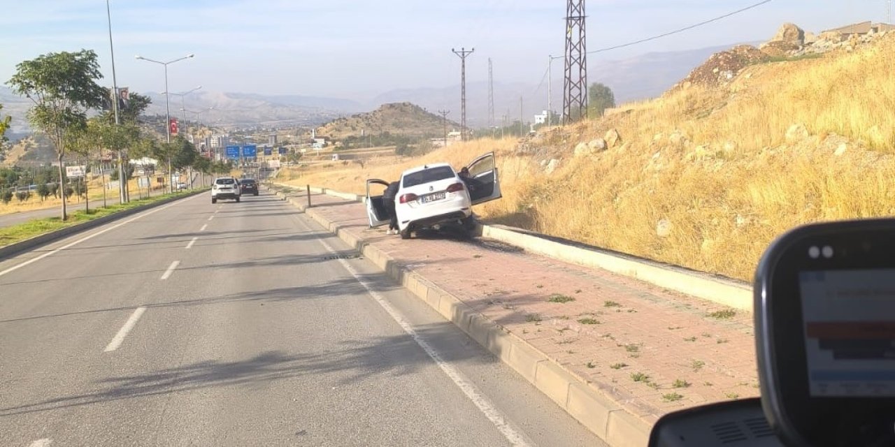 Şırnak’ta Otomobil Kaldırıma Çıktı