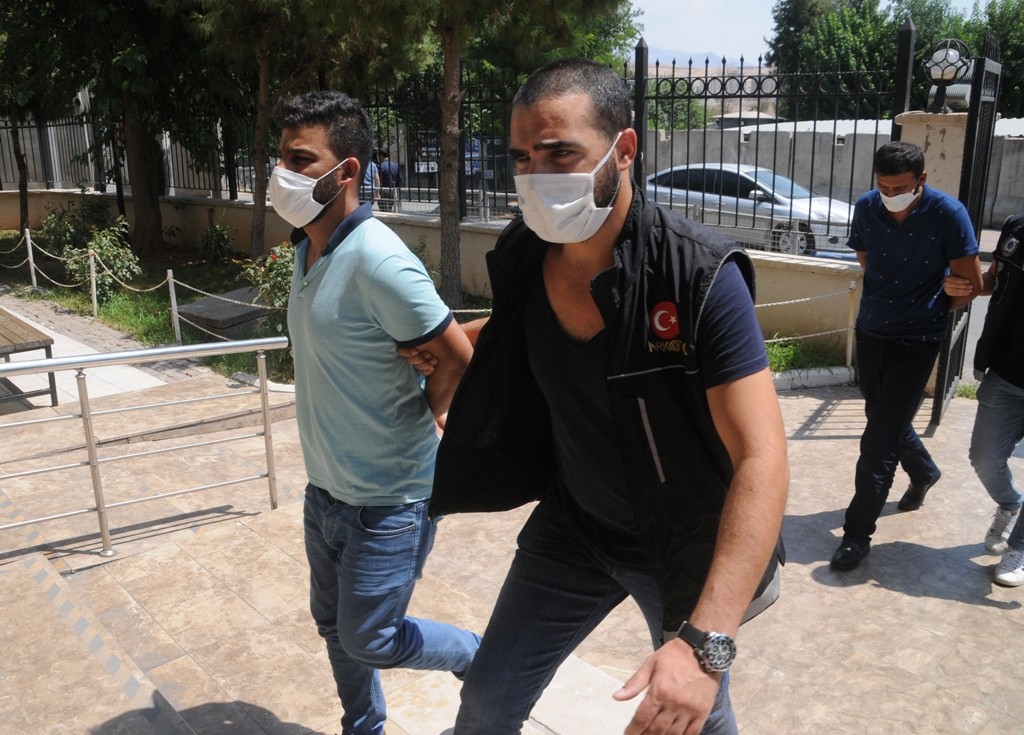 ŞAMPUAN KUTUSUNDA UYUŞTURUCU SAKLAYAN 2 KİŞİ TUTUKLANDI