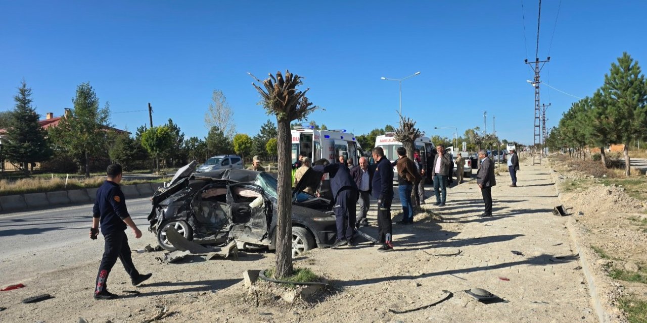 Van’da otomobil ile kamyonetin çarpıştığı kazada 5 kişi yaralandı