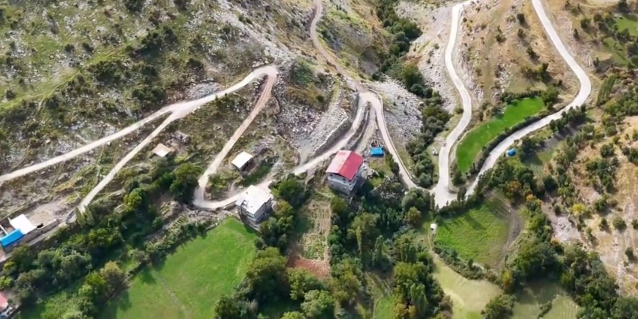 Şırnak’ta 2,5 Kilometrelik Köy Yolu Parke Taşıyla Döşeniyor