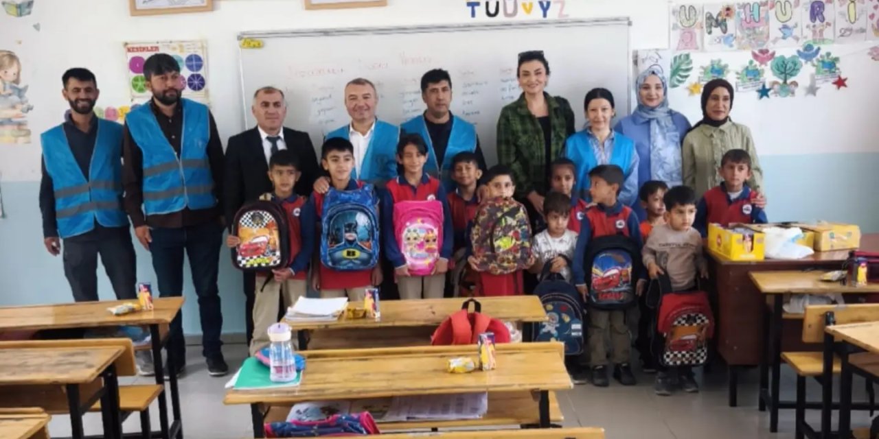 Şırnak’ta Köy Okulundaki Öğrencilere Çanta ve Kırtasiye Desteği