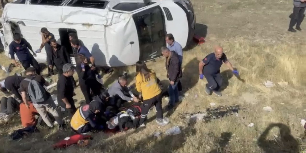 Hakkari Minibüsü Kaza Yaptı: 1 Ölü, 10 Yaralı