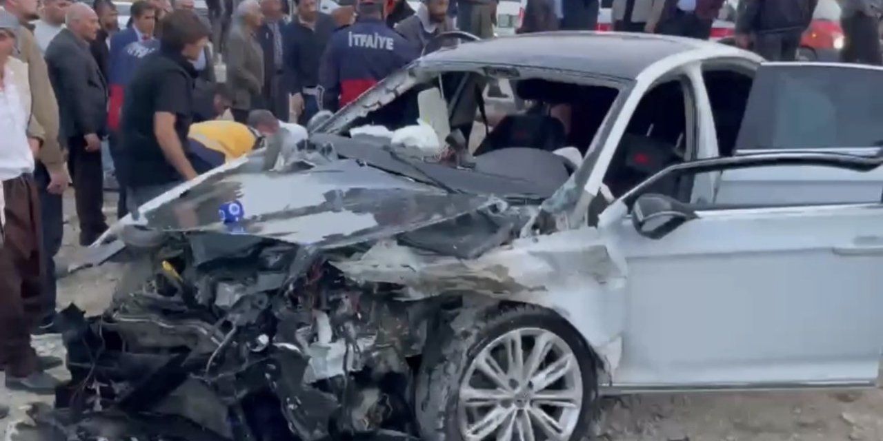Hakkari'de iki aracın çarpışması sonucu 6 kişi yaralandı