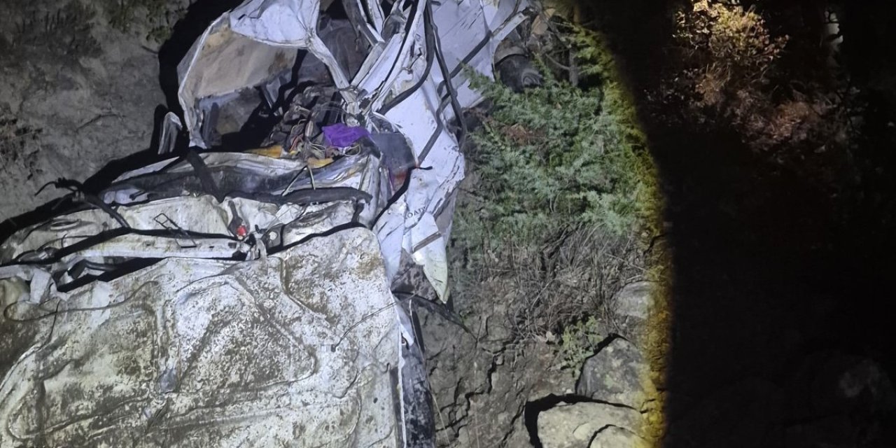 Otomobil uçuruma yuvarlandı: 4 ölü, 1 yaralı