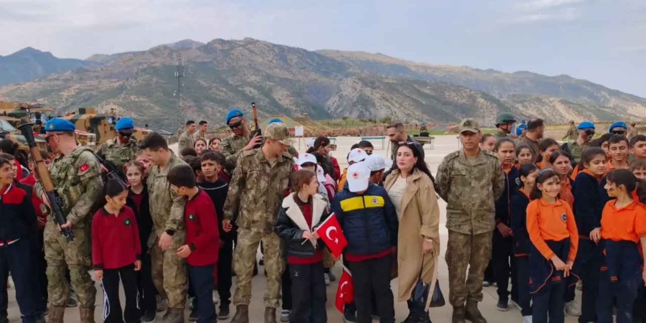Öğrenciler, “Mehmetçiklerle Bir Gün” Projesi Kapsamında Askerlerle Buluştu