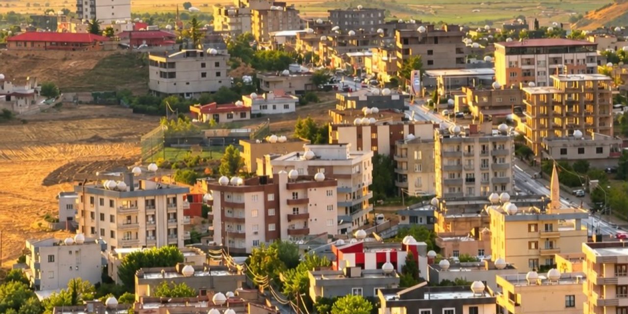Kumçatı'da 5 Gündür Elektrikler Kesik! DEM Parti’den DEDAŞ’a Tepki: “Halkımızı Mağdur Etmekten Vazgeçin!”