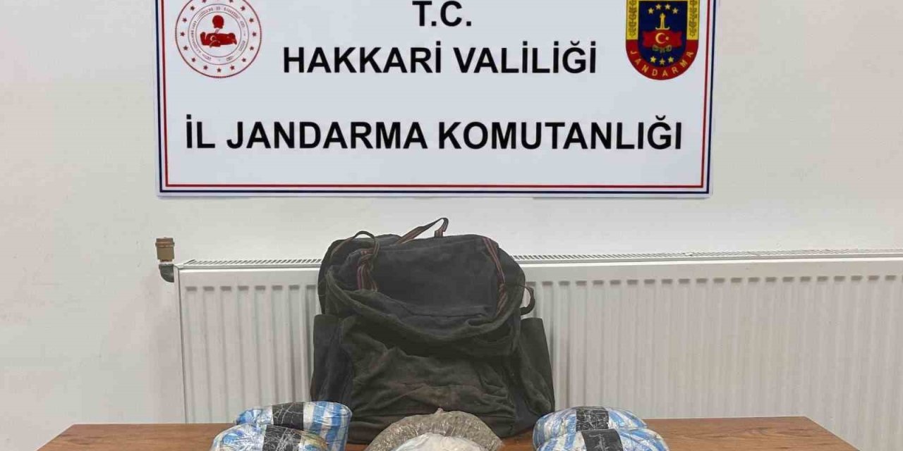 Hakkari’de Taşlarla Gizlenmiş Çantadan Eroin Çıktı