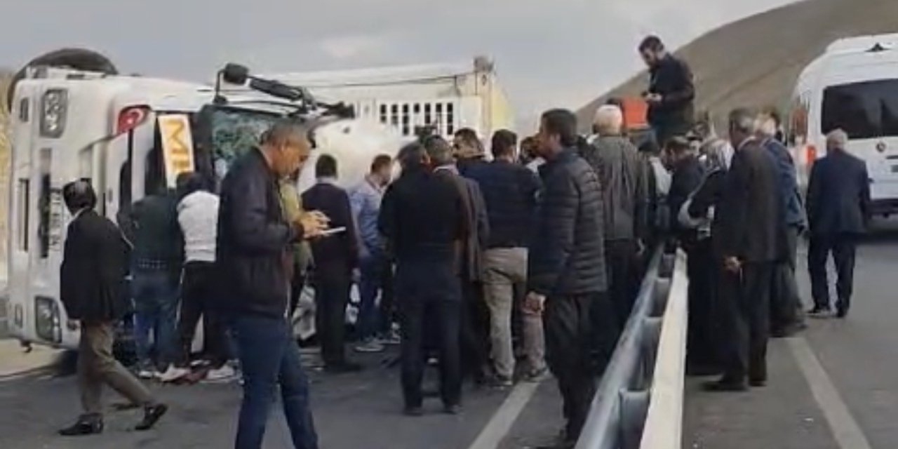 Van-Hakkari yolunda tır devrildi: Sürücü Yaralandı