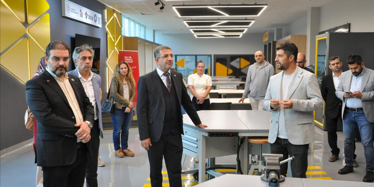 Rektör Alkış, Milli Teknoloji Atölyesinde İncelemelerde Bulundu