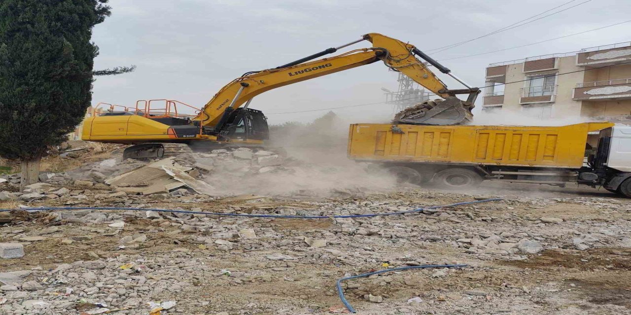 Silopi’de Metruk Binaların Yıkımı Sürüyor