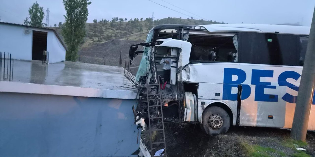 Şırnak’ta Yolcu Otobüsü İle TIR Çarpıştı, Yaralılar Var