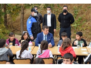 Cizre'de öğrenciler düzenlenen piknikte polislerle bir araya geldi