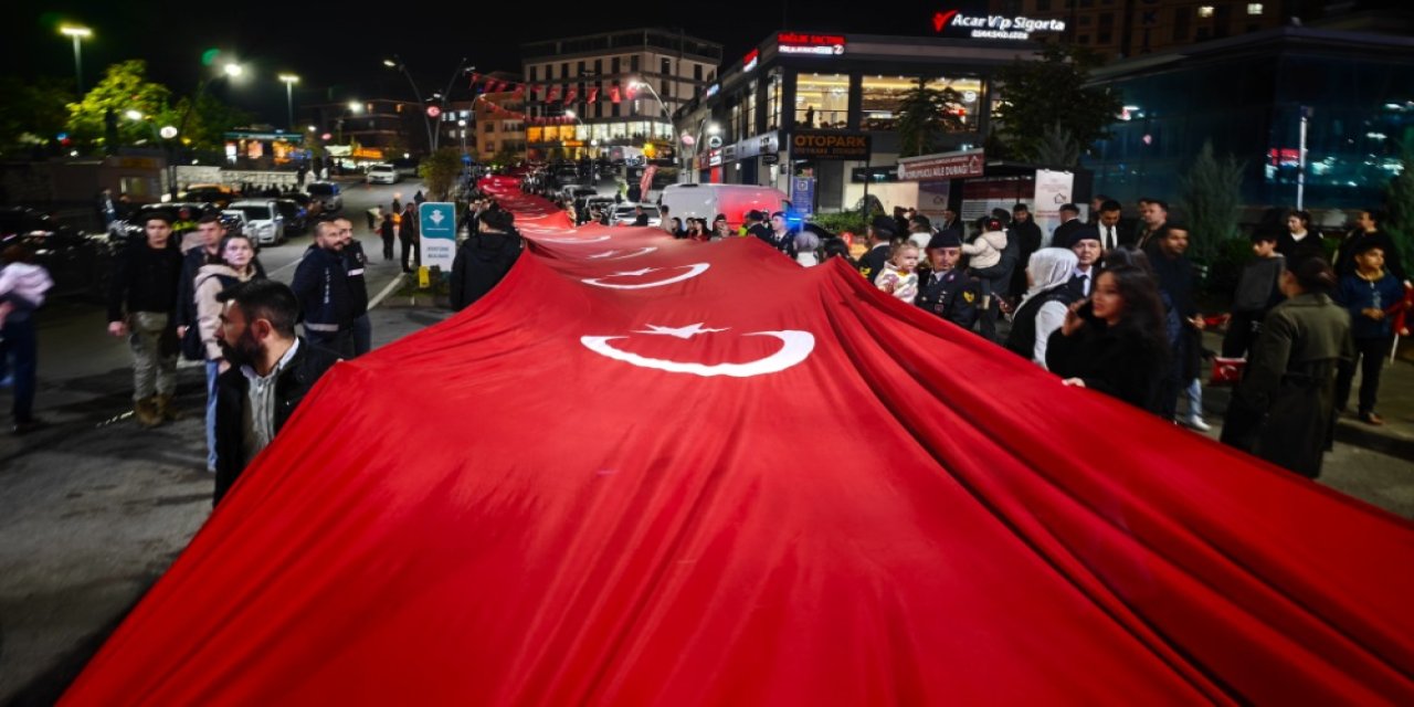 Şırnak’ta Dev Türk Bayrağıyla Fener Alayı Düzenlendi