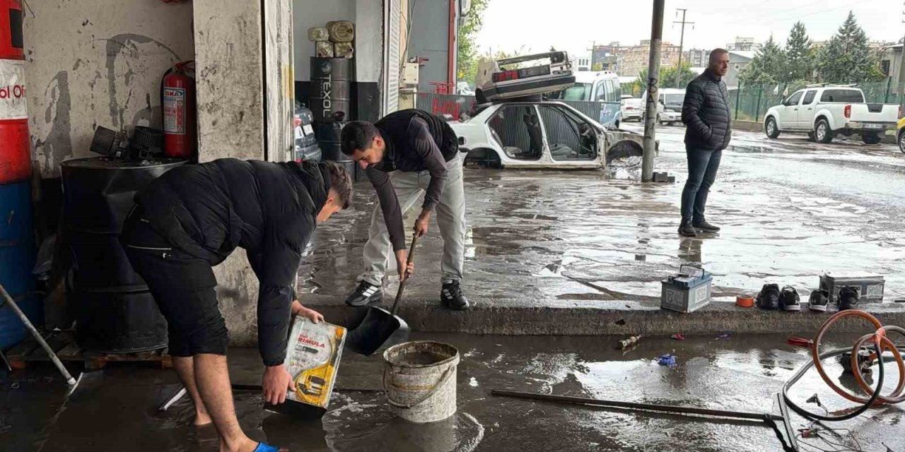 Diyarbakır’da İş Yerlerini Su Bastı