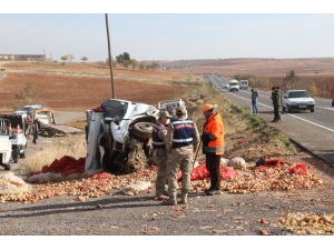 GÜNCELLEME - Şanlıurfa'da kamyonet ile hafif ticari araç çarpıştı, 4 kişi öldü, 3 kişi yaralandı