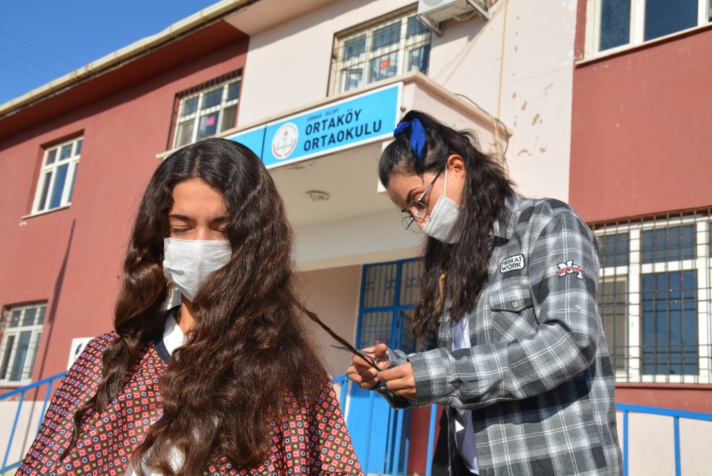 Gönüllü Kuaförler Köy Okulundaki Kızların Saç Bakımını Yaptı