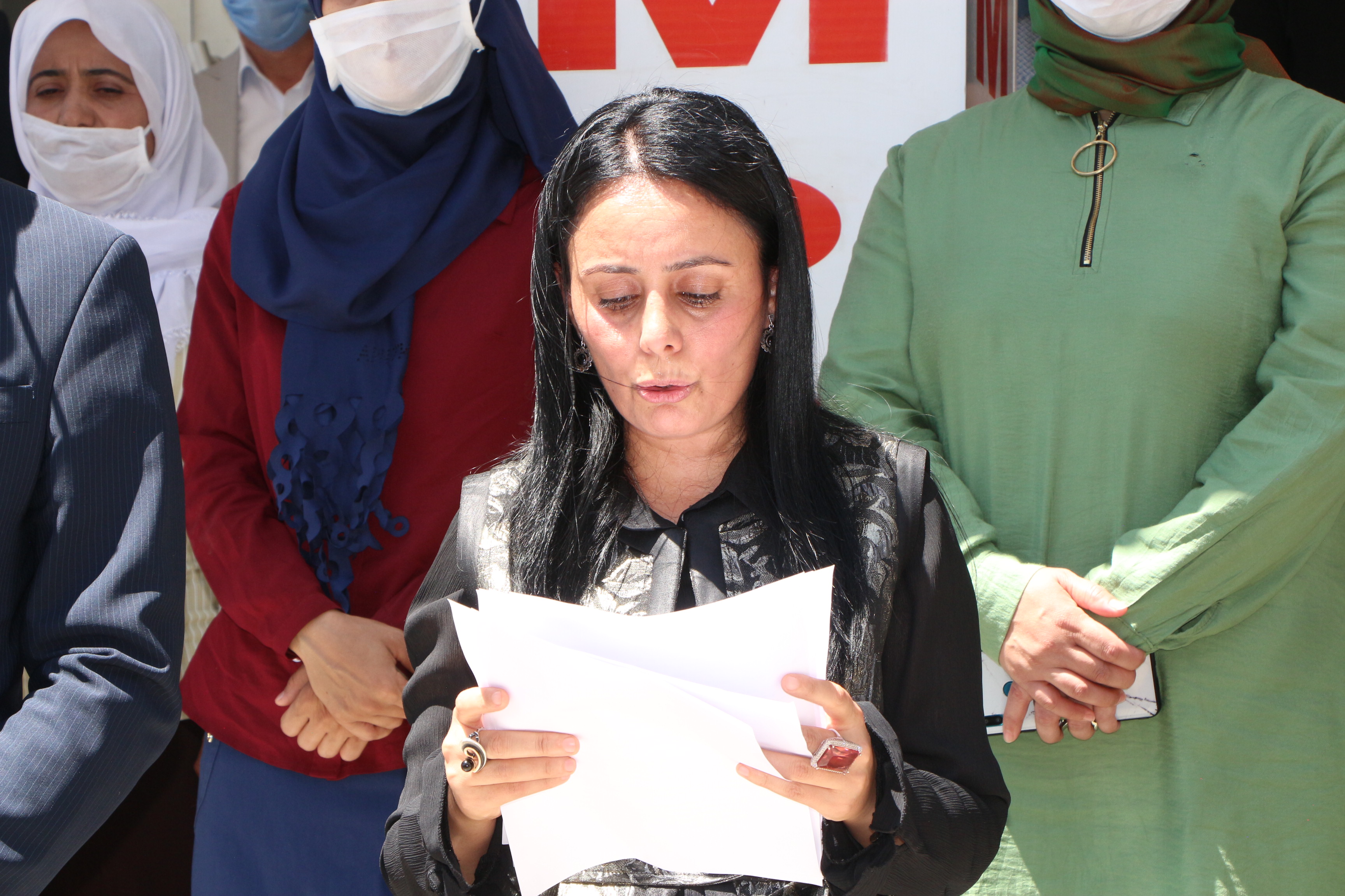 AK PARTİ KADIN KOLLARI'NDAN ABDURRAHMAN DİLİPAK'A 81 İLDE SUÇ DUYURUSU