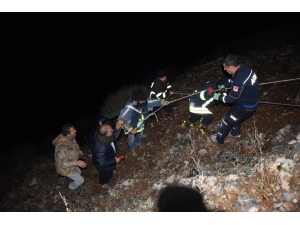 Şanlıurfa'da kayalıklarda iki gün mahsur kalan genç ekiplerin çalışmasıyla kurtarıldı