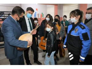 Cizre'de Emniyet Müdürlüğü öğrencilere yönelik gitar ve bağlama kursu düzenledi