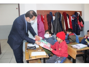 Adıyaman'da öğrencilere diş bakım seti dağıtıldı