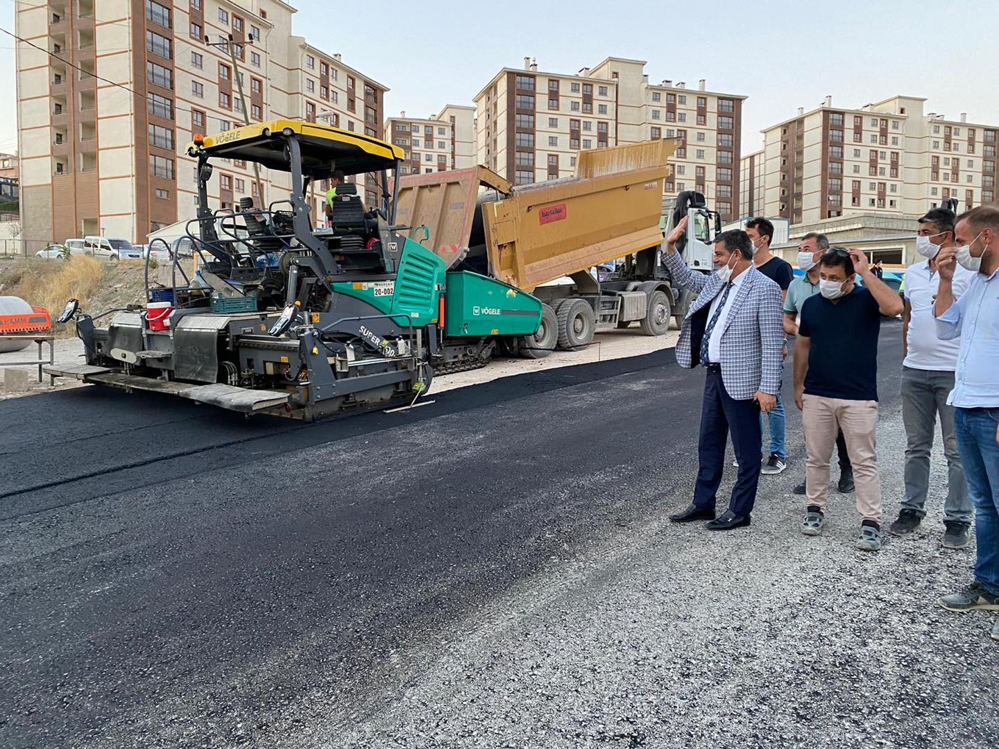 BELEDİYE BAŞKANI YARKA YAPILAN ASFALTLAMA ÇALIŞMALARINI İNCELEDİ