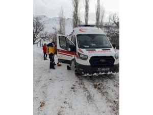Batman'da Kovid-19 hastası, yolu kapanan köyden hastaneye ulaştırıldı