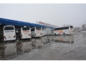 Şanlıurfa'da yolun açılmasını bekleyen otobüs yolcularına kumanya dağıtıldı