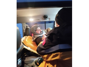 Şanlıurfa'da köylüler kara saplanan ambulans için seferber oldu