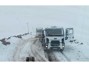 Şanlıurfa'da kardan kapanan 67 mahallenin yolunu açma çalışmaları sürüyor