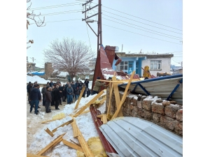 GÜNCELLEME - Kar nedeniyle çöken çatının altında kalan kız öldü, babası yaralandı