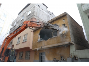 Şanlıurfa'da metruk yapılan yıktırılıyor