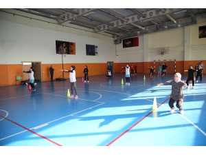 Şanlıurfa'da toprak sahadan spor salonuna geçen "Güneşin Çocukları" milli takım için çalışıyor