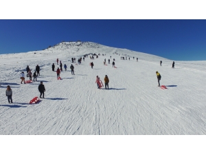 Karacadağ Kayak Merkezi'nde sömestir tatili yoğunluğu yaşanıyor