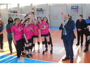 Vali Pehlivan, voleybol turnuvasının final maçını izledi