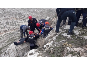 Adıyaman'da kayalıklarda mahsur kalan kişiyi AFAD ekipleri kurtardı