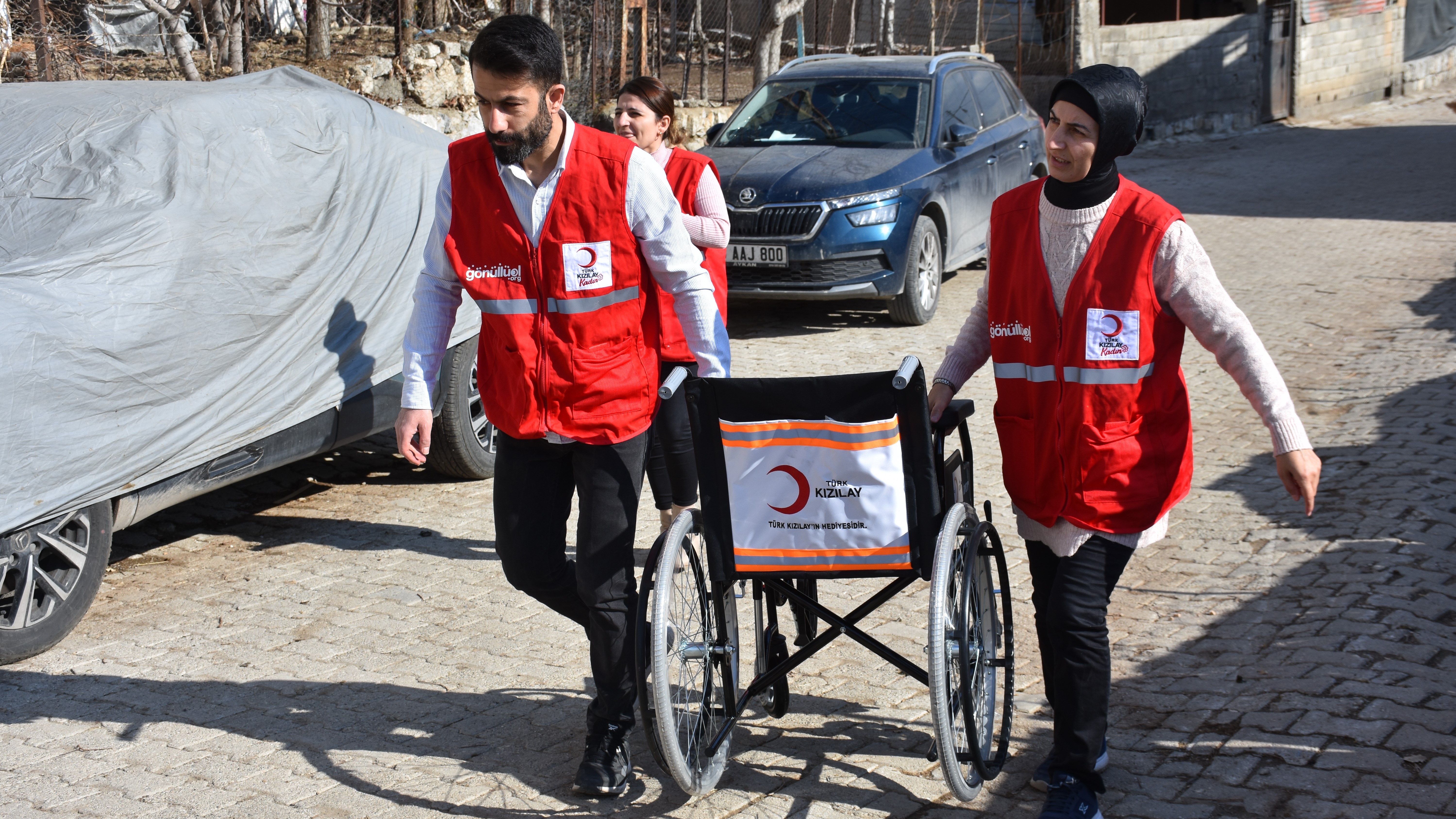 Türk Kızılay'dan engelli vatandaşlara tekerlekli sandalye yardımı