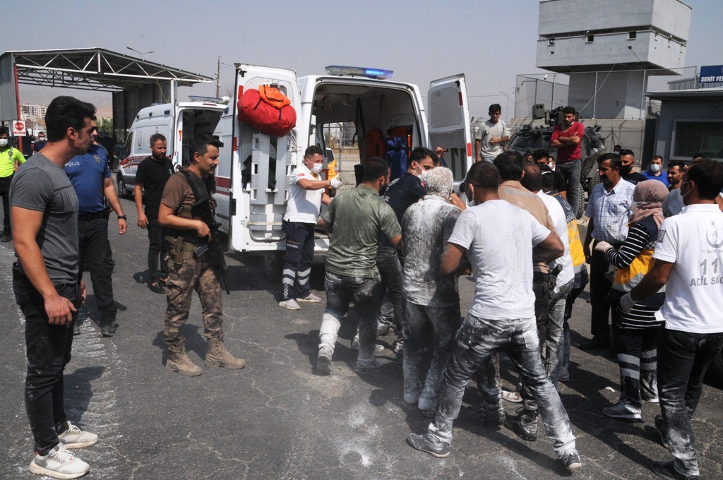 ŞIRNAK'TA FRENİ BOŞALAN UN YÜKLÜ TIR  ÖNÜNDEKİ TIRA ÇARPTI  3 ÖLÜ 2 YARALI