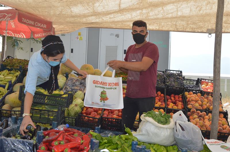 ALIŞVERİŞ ÇANTALARI ŞIRNAKLI VATANDAŞLARA DAĞITILDI