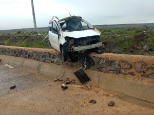 Şanlıurfa'da hafif ticari araç şarampole devrildi: 1 ölü, 2 yaralı