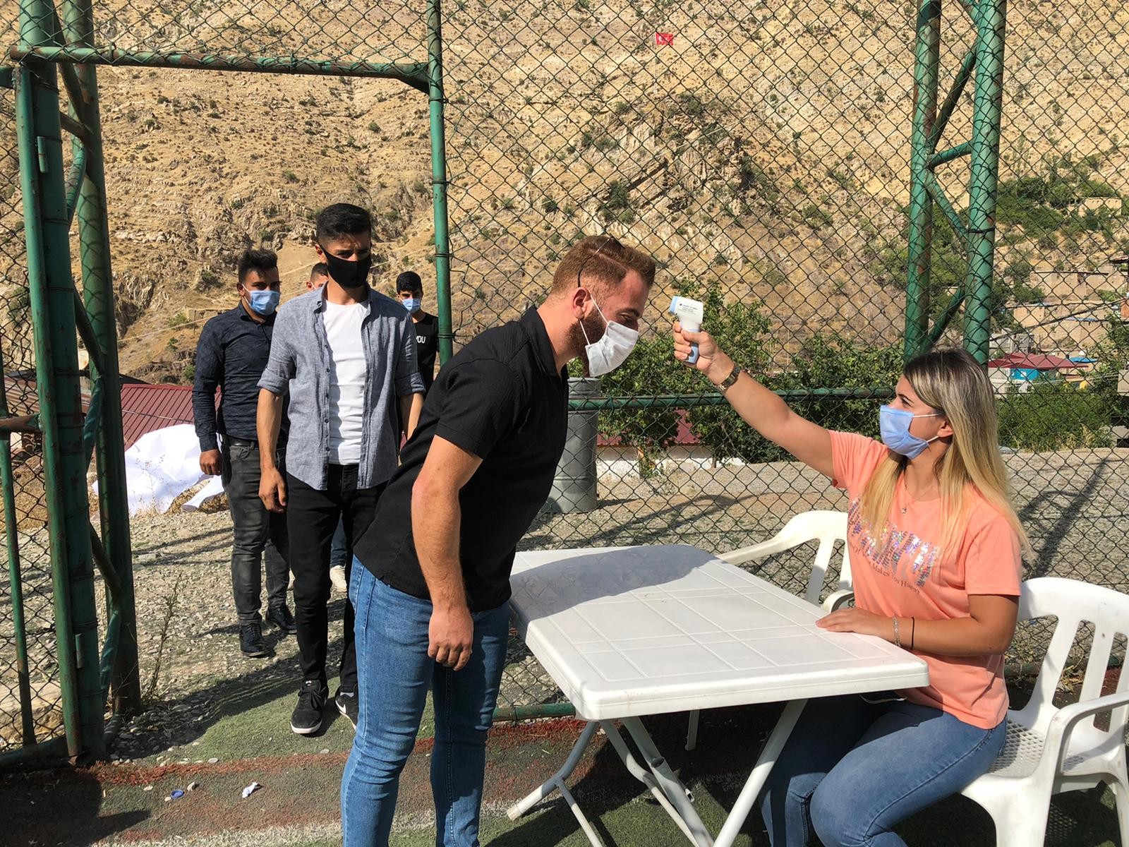 HDP'NİN VAATLERİ BOŞ ÇIKTI, 11 BİN NÜFUSLU İLÇEDE 6 BİN KİŞİ AK PARTİ'YE ÜYE OLDU