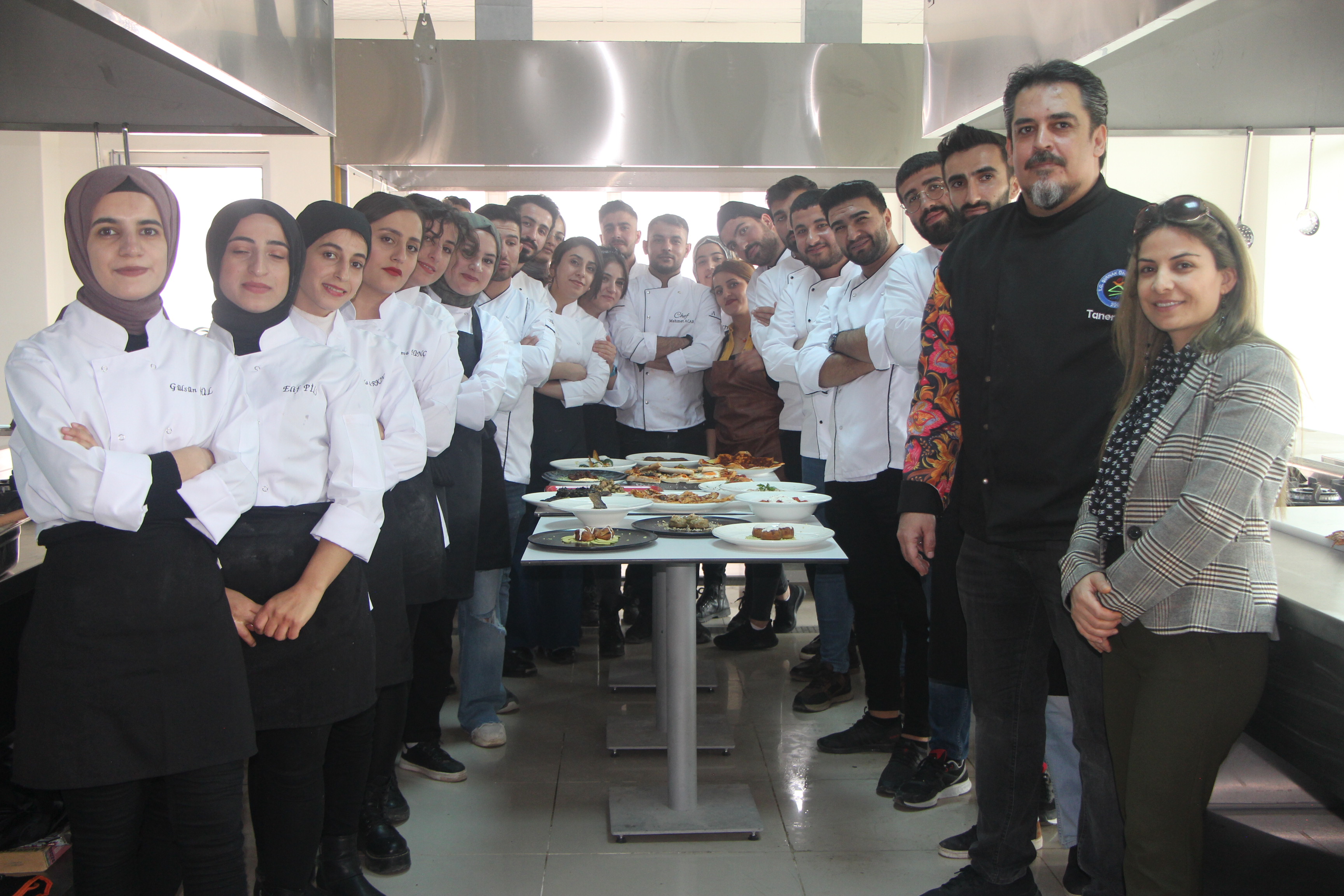 ŞIRNAK'TA ÜNİVERSİTELİ ÖĞRENCİLER SORYAZ BİTKİSİNDEN 14 ÇEŞİT YEMEK YAPTI