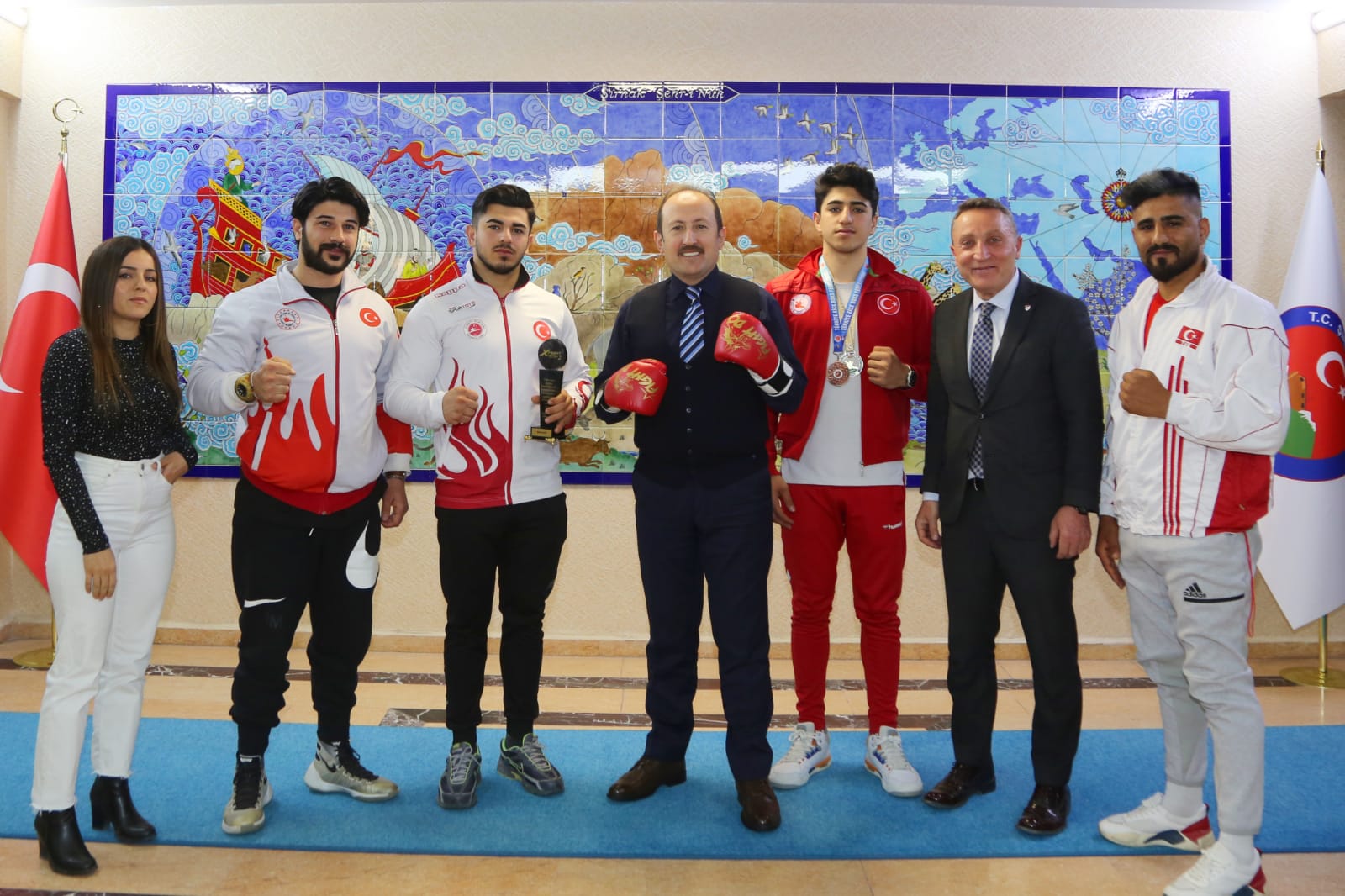 Şampiyon Milli Sporcular İle Antrenörleri Vali Pehlivan’ı Ziyaret Etti