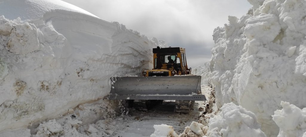 Kar kalınlığının 5 metreyi bulduğu Faraşin Yaylası'nda yol açma çalışmaları sürüyor