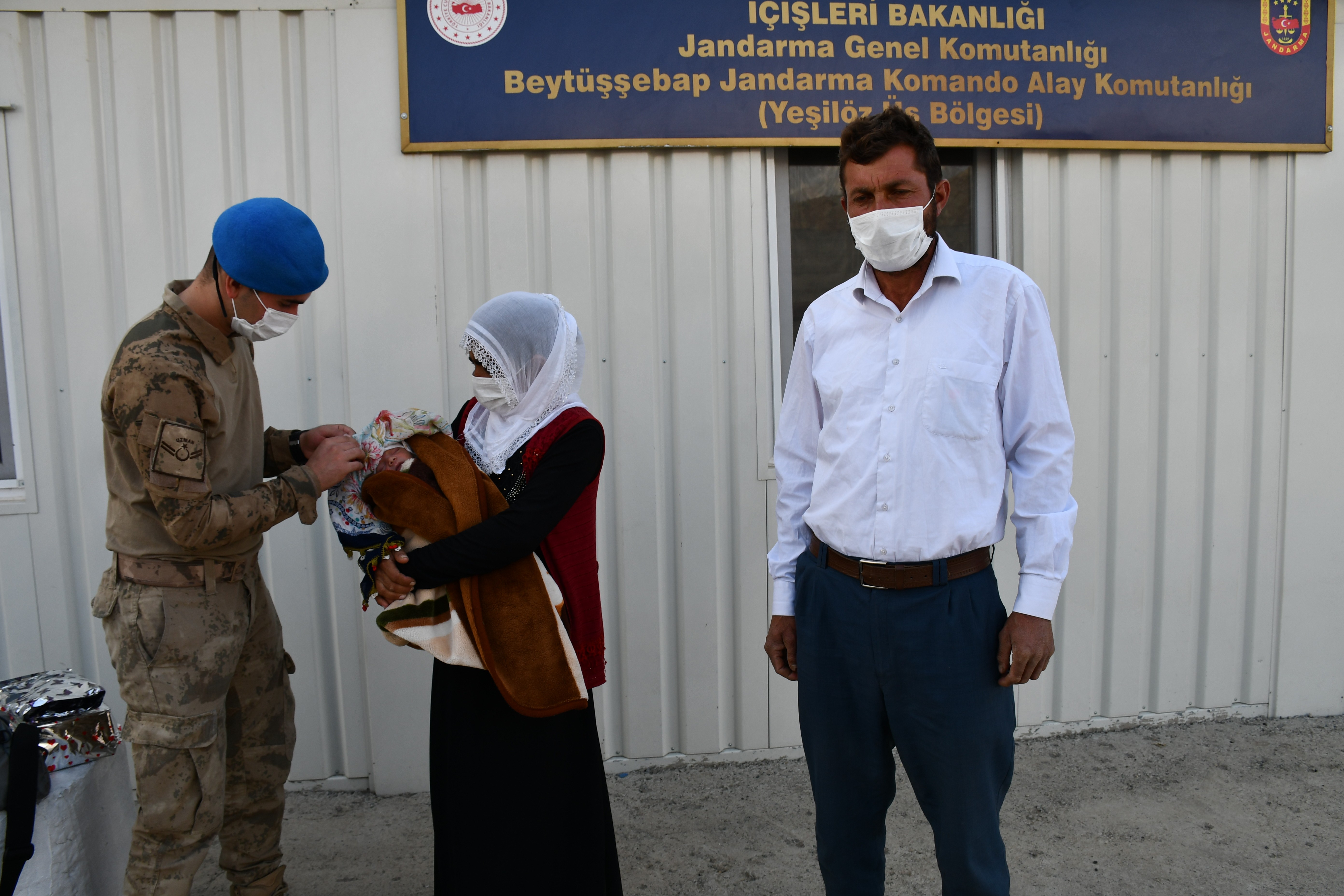 DOĞUMUNU ASKERİN UYDU TELEFONU İLE GERÇEKLEŞTİRDİĞİ ANNE BEBEĞİYLE ÜS BÖLGESİNİ ZİYARET ETTİ