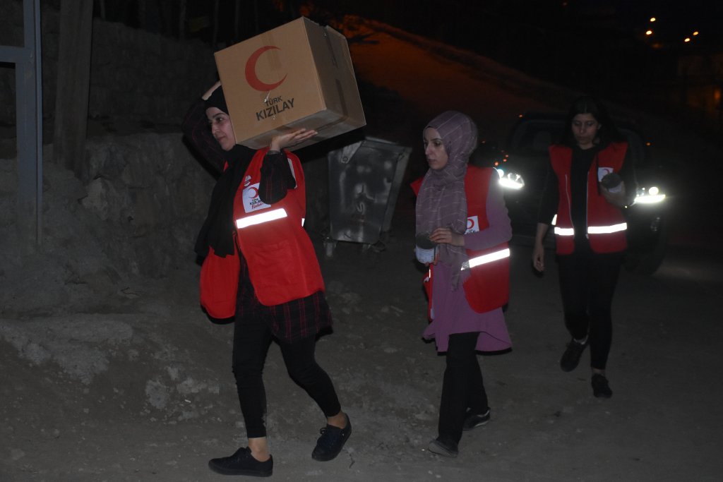 Türk Kızılay gönüllüleri ihtiyaç sahibi aileler için yemek pişiriyor