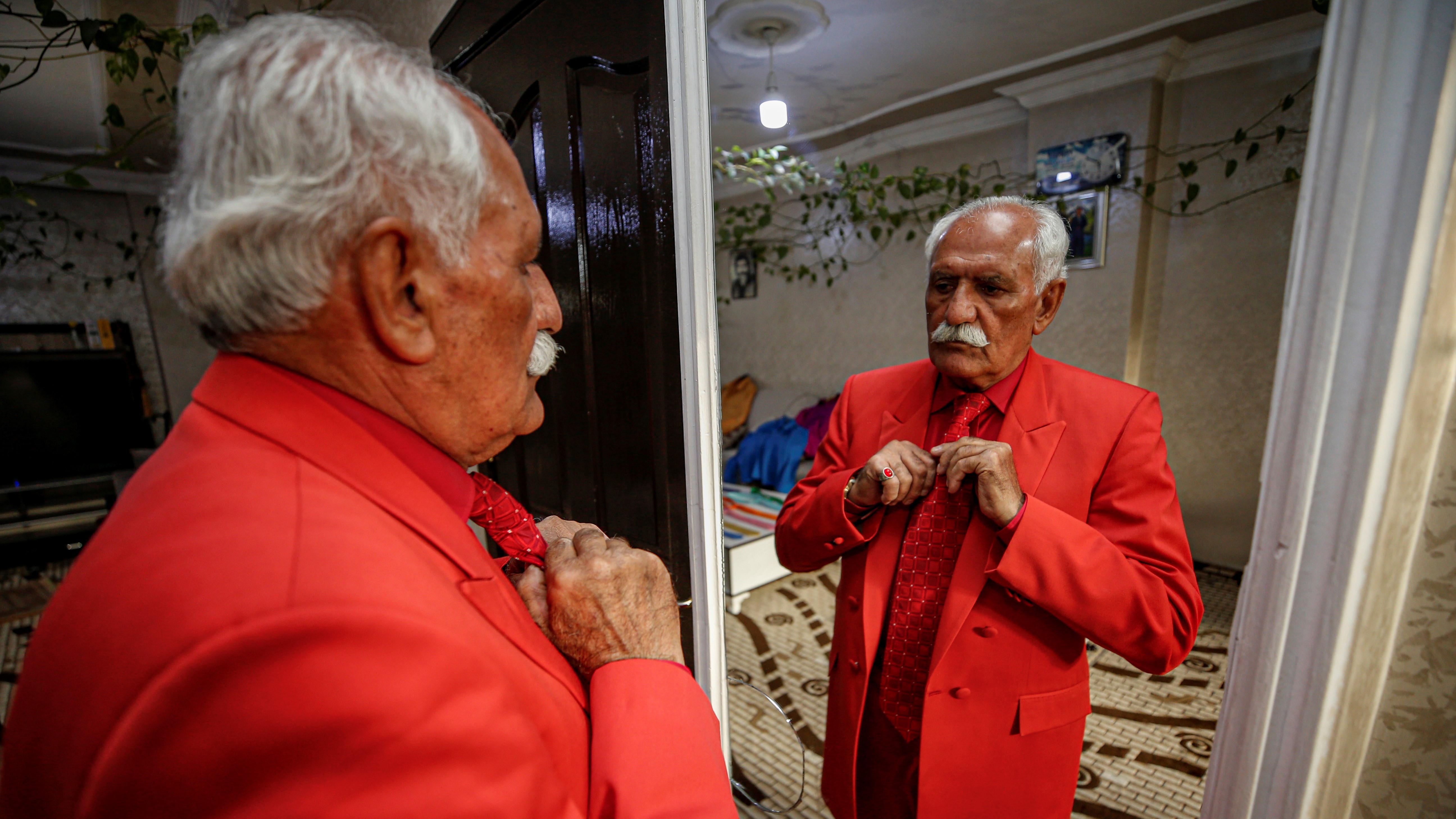 75 yaşındaki "Aziz amca" 10 yıldır rengarenk giyiniyor