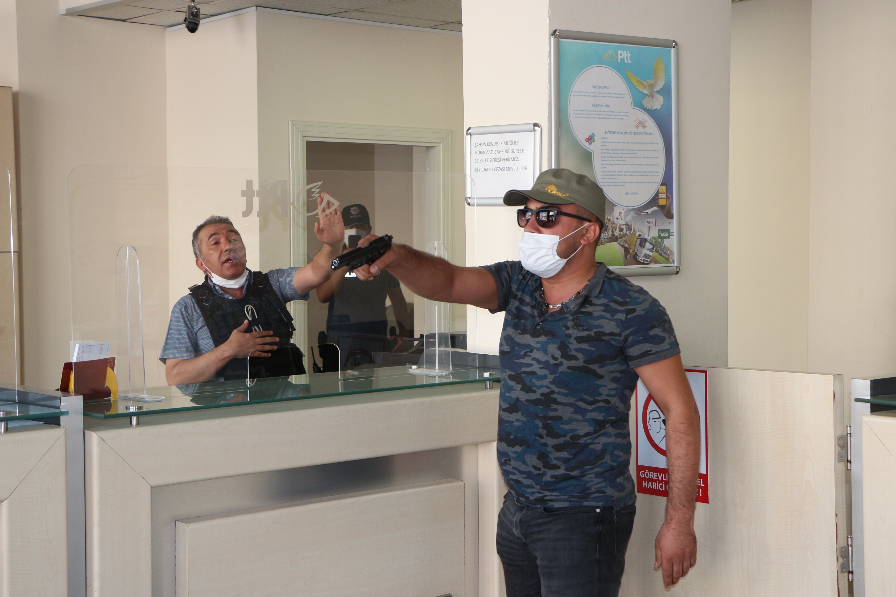 ŞIRNAK'TA PTT BİNASINDA SOYGUN TATBİKATI